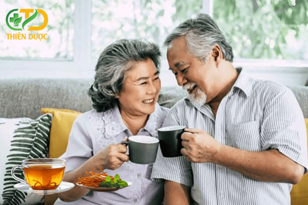 Nguoi-lon-tuoi-nen-su-dung-tra-dong-trung-ha-thao-de-boi-bo