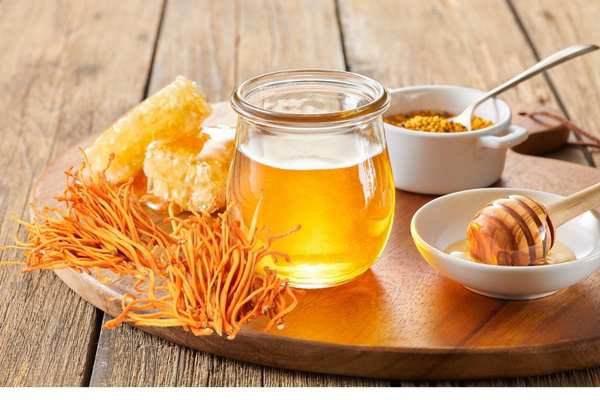 dong-trung-ha-thao-kho-thuong-duoc-ngam-mat-ong