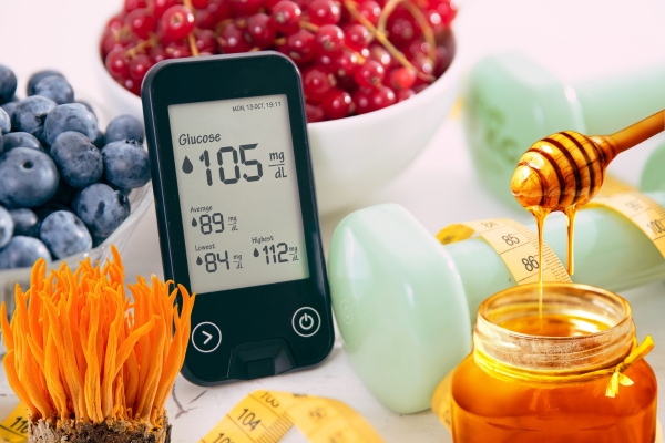 tieu-duong-dung-dong-trung-ha-thao-mat-ong-co-duoc-khong